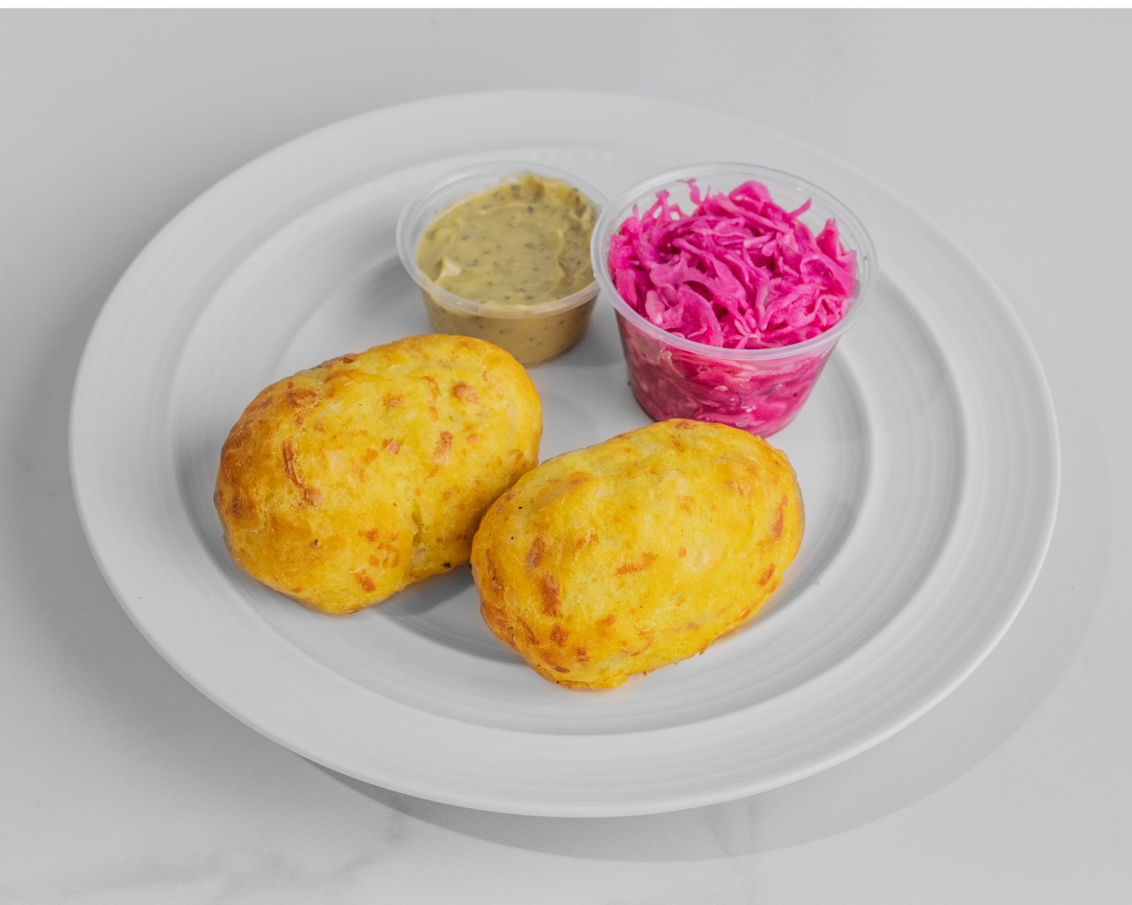 Enyucado relleno de carne de mechada