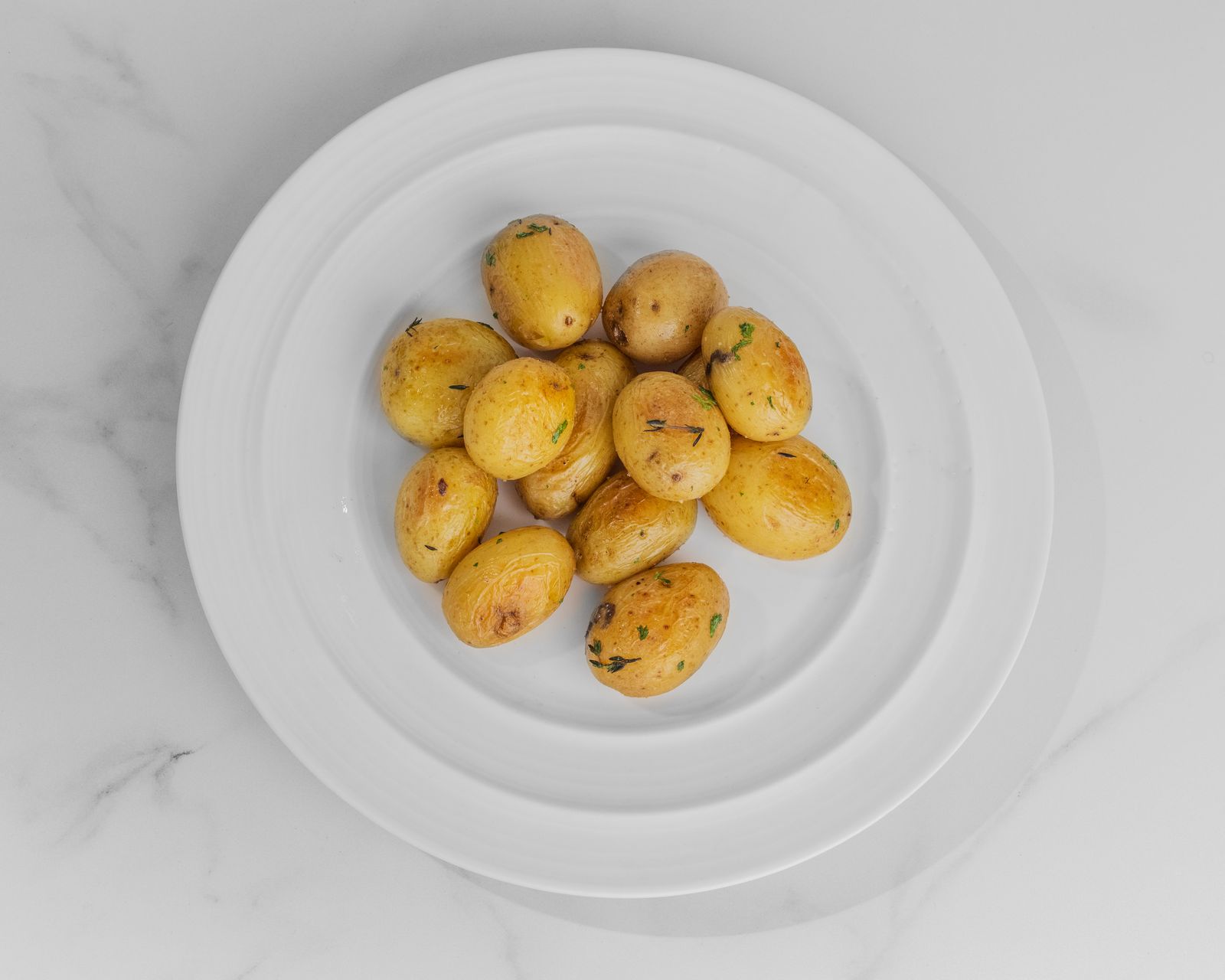 Mini papas de temporada asadas con hierbas