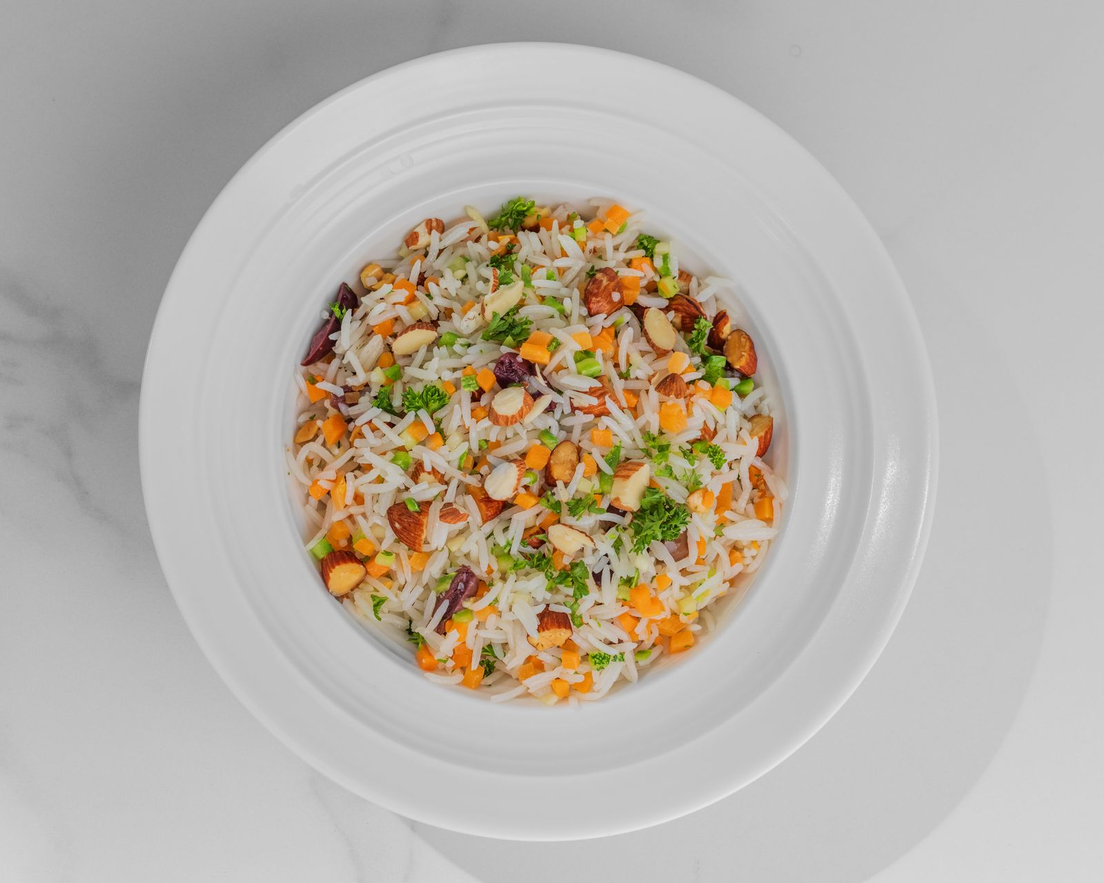 Arroz basmati arreglado con aceitunas y almendras